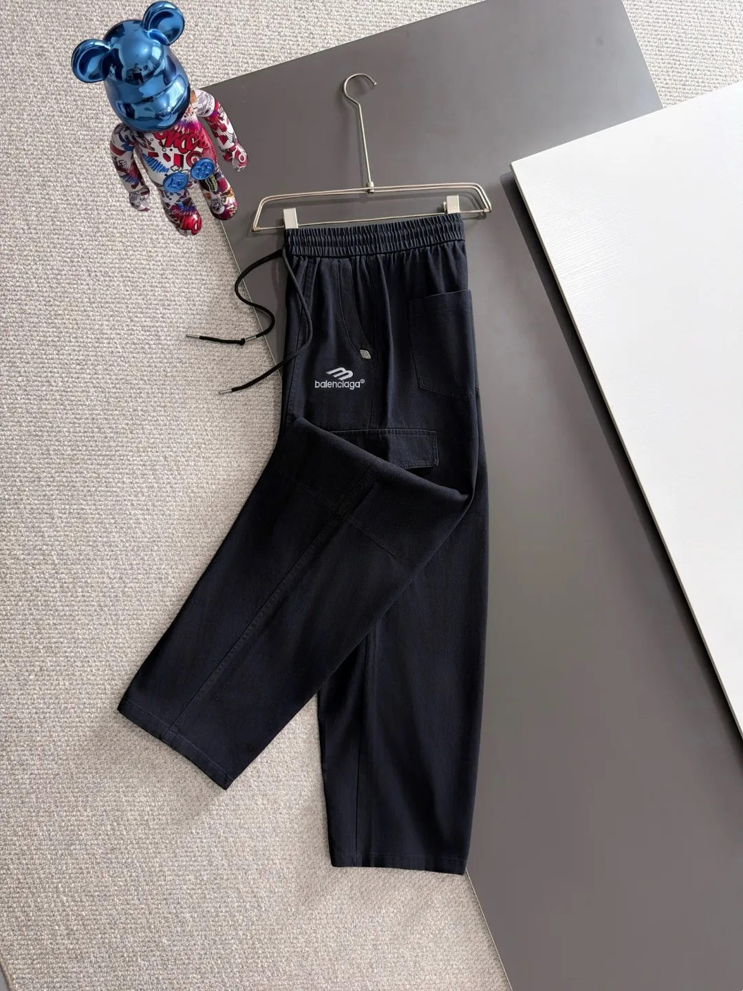 Next day shipment P195 Balenciaga High Quality 2026 Autumn and Winter New Arrival elastic band casual pants, counter-customized fabrics, Breathable, high comfort, impeccable details, brand element design concept, reflecting high quality. It feels delicate and soft! It presents a casual cut and the upper body shape is great! Sizes:S-3XL